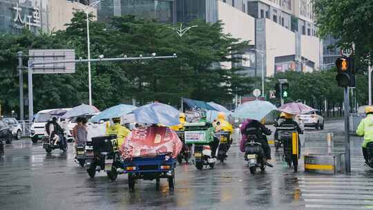 升格雨天的外卖小哥