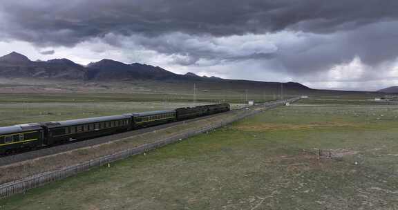 青藏铁路火车行驶于草原