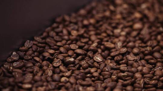 咖啡烘焙机中咖啡豆的特写