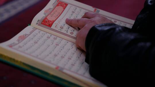 信徒在清真寺阅读穆斯林圣书