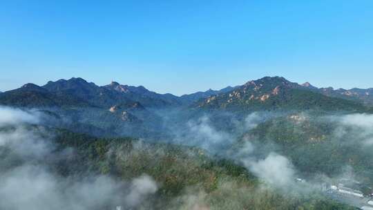 航拍巍峨山脉黎明云雾缭绕