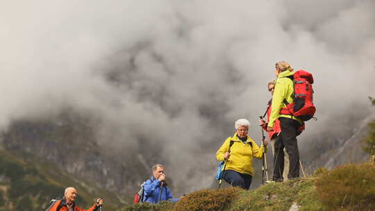 一群老年人登山时眺望远方视频素材模板下载