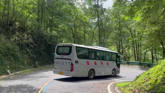 山林间行驶的运成汽车省客车