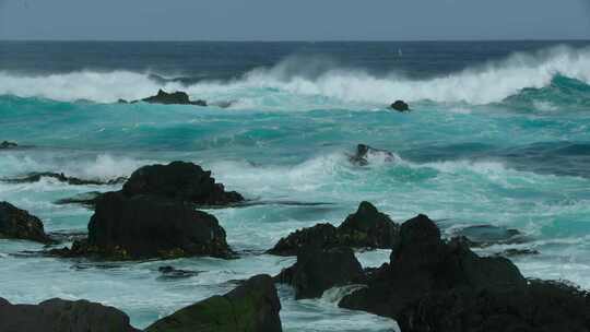 震撼海浪汹涌风起云涌大海浪花冲击岩石