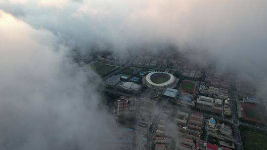 航拍俯瞰云雾之下的威海体育场