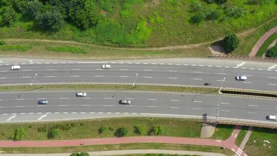 高速公路上的拥挤交通，高速公路上行驶的快速汽车，抽象速度交通背景