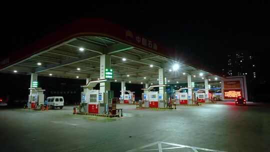 中国石油夜景 加油加油车辆 国石油视频素材模板下载