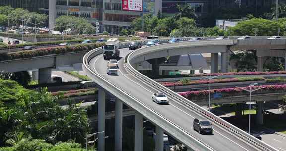 多车行驶的城市高架桥及周边景象