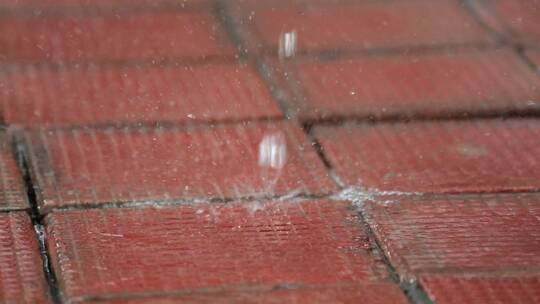 雨水滴落在地上视频素材模板下载