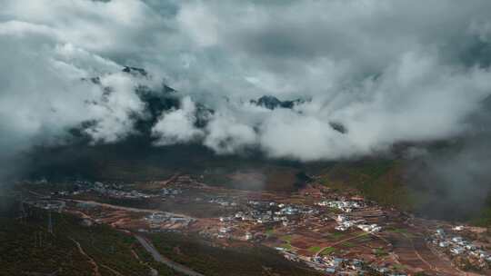 春季云海香格里拉尼西藏族村庄田野延时视频