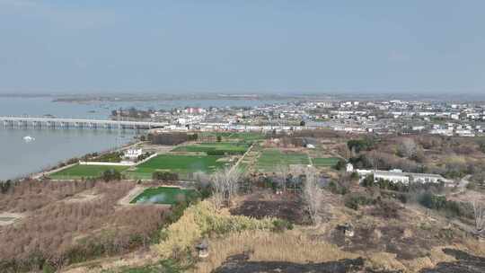 湖面上停泊众多船只的全景