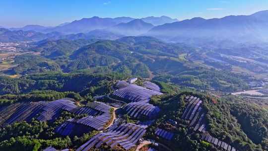 山顶太阳能光伏板航拍