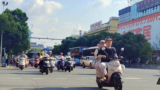 广西桂林上下班骑电瓶车的人