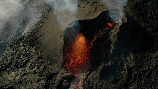 白天从活火山喷发出来的熔岩壮观的空中俯瞰。