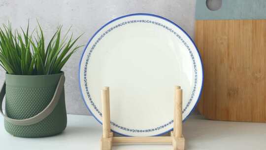 厨房桌子上的圆形碗或陶瓷板