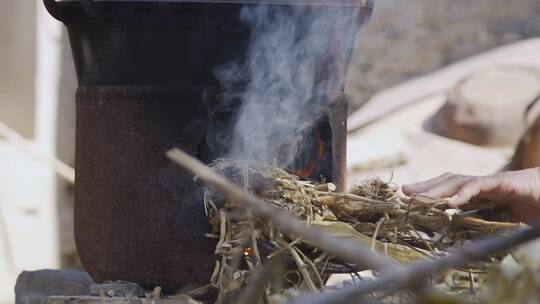农村烧火做饭视频素材模板下载