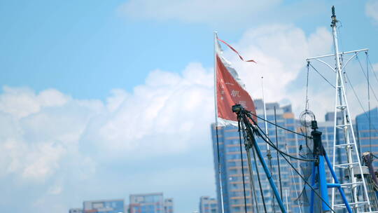 渔船上飘动着的旗帜