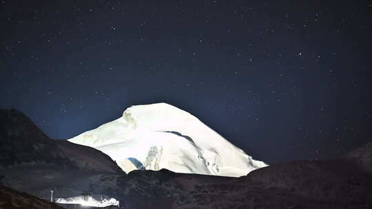 延时：黑暗的星空在瑞士阿尔卑斯山的冰山后面移动
