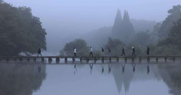 丽水缙云仙都景区板堰矴步桥大量游客游玩