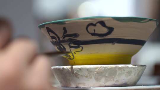 游客体验制作陶瓷手工艺术品瓷器碗拉坯视频素材模板下载