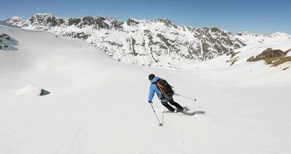 春天的穷乡僻壤滑雪，阿尔卑斯山令人惊叹的山景。滚动滑雪打开烟雾