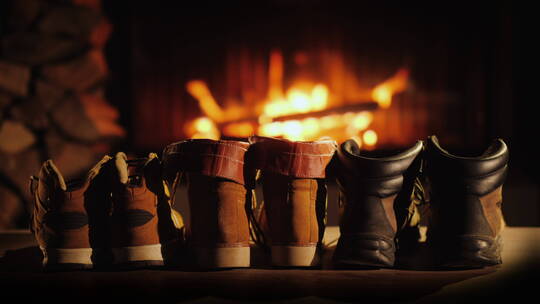壁炉前烤火的三双鞋