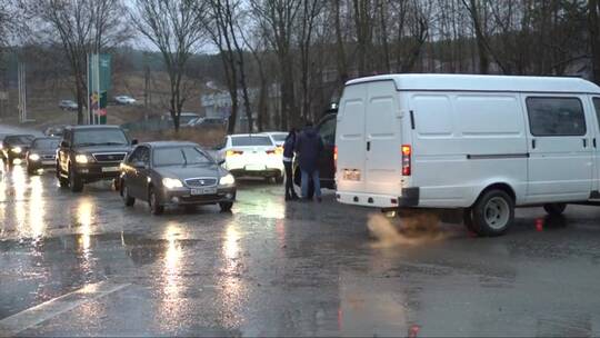 多云雨天高速公路上的交通。潮湿道路上事故