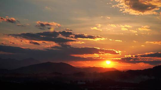 群山日落延时唯美乡村夕阳黄昏傍晚天空云朵