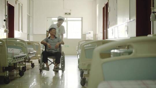 和谐医患关系护士推轮椅医生病人握手拥抱视频素材模板下载