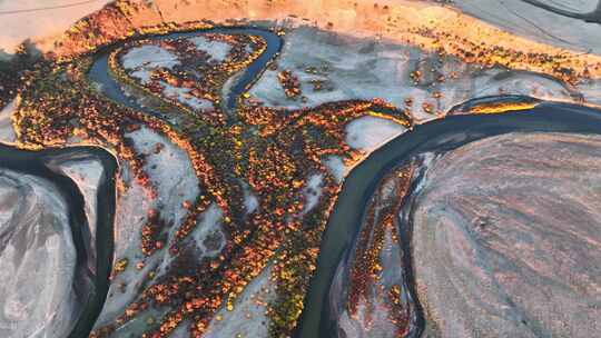 黎明时分航拍中国内蒙古河床秋季风光