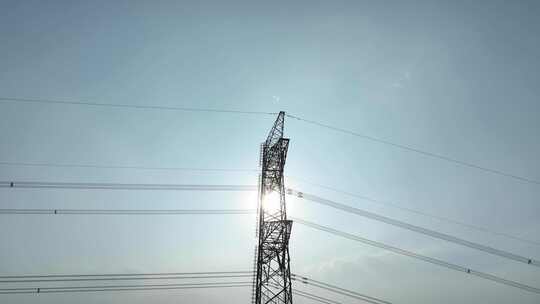 阳光下电塔电线高压电传输高压电塔国家电网