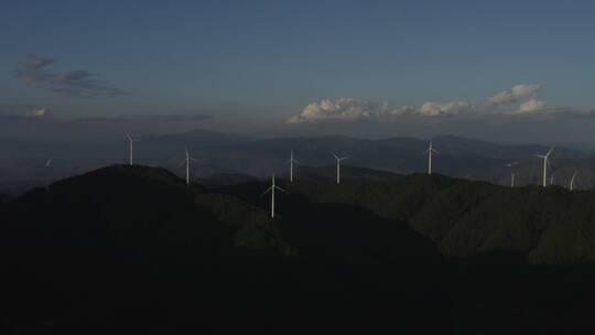 航拍夕阳下风电场