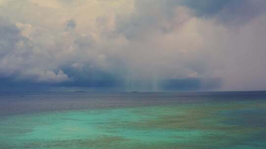 海上有雨的暴风雨天气