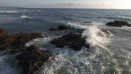 海浪冲刷着海洋空中的岩石