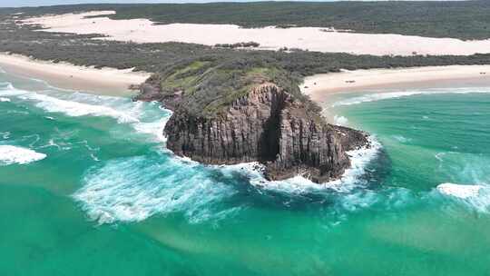 航拍海浪冲击沙滩海滩礁石澳大利亚弗雷泽岛