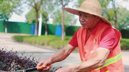 保洁工人喷洒除草杀虫农药