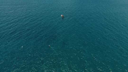 航拍海上风筝冲浪