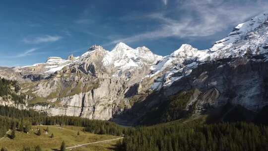 山坡上的阳光和阴影