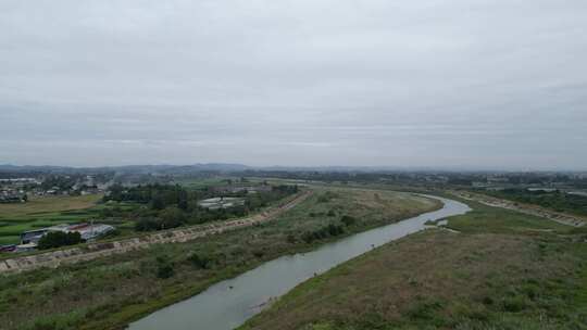 四川盆地九月河道田野平原样貌