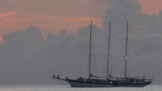 加勒比海黄昏的帆船