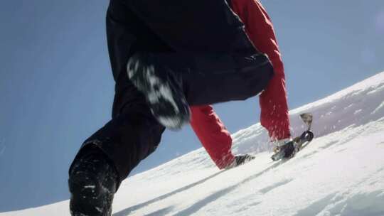 登山者使用登山工具攀登雪峰视频素材模板下载