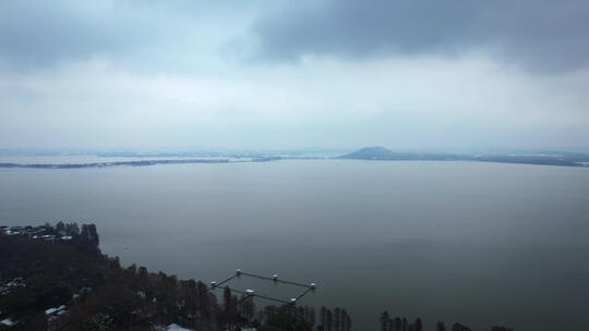 航拍冬天武汉5A级旅游景区东湖全景视频素材模板下载