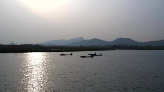 原创拍摄划船湿地下渚湖夕阳下波光粼粼