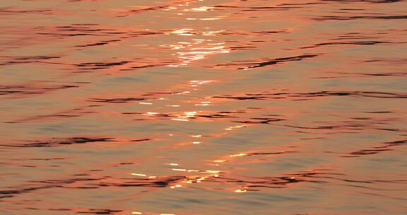 夕阳下傍晚金色水面波光粼粼