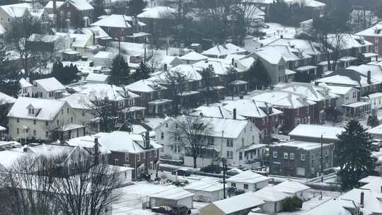 美国郊区的航拍照片。多雪的冬季环境，有许