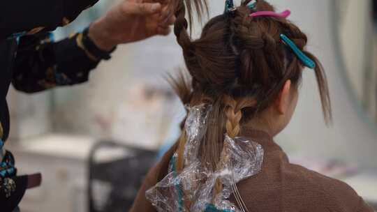 绑女人头发的男性理发师视频素材模板下载