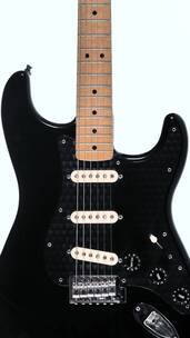 白色背景上的黑色电吉他