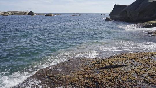 海浪拍打着海岸边的礁石