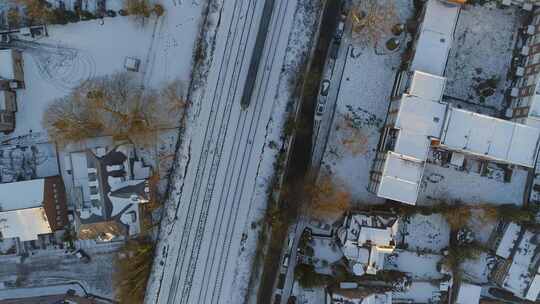 从下雪的城市车站出发的通勤列车