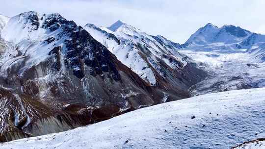 冬季天山山脉雪山风光